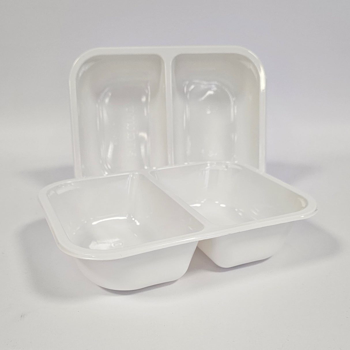 A white, two-compartment CPET food tray with a capacity of 700ml, dimensions 200x155x45mm.